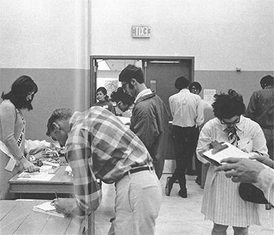 60年代的学生申请密歇根州立大学丹佛分校